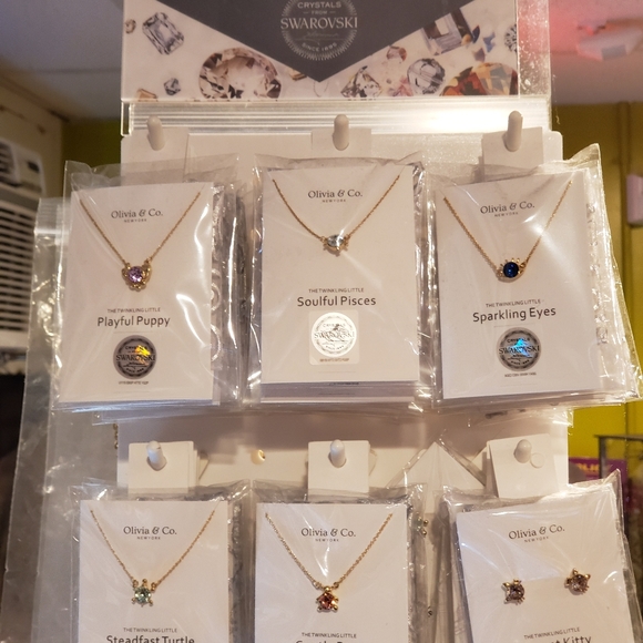 Earings and necklaces - Picture 3 of 3